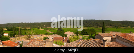 Chateau de Lascaux, Vacquieres village. Pic St Loup. Languedoc. Toits du village de tuiles.. Les Contreforts des Cévennes. La France. L'Europe. Tôt le matin. Banque D'Images