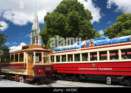 Ville colorée des tramways à Christchurch, Nouvelle-Zélande avec cathédrale et de ciel bleu en arrière-plan Banque D'Images