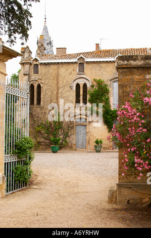 Chateau de Montpezat. Région Pézenas. Languedoc. Le bâtiment principal. La France. L'Europe. Banque D'Images