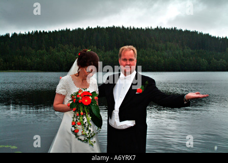 Paire de noce dans la pluie à un lac à MR Banque D'Images
