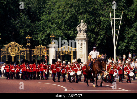 Modification de la garde à Buckingham Palace Londres Royaume-Uni Banque D'Images