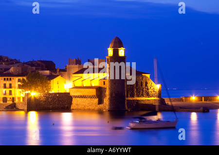 L'église Eglise Notre Dame des Anges, notre dame des anges. Avec son emblématique tour de l'église. Collioure. Roussillon. La France. L'Europe. Lumière du soir avec un ciel bleu radieux. D'éclairage de nuit. Banque D'Images