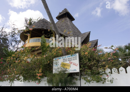 Chaume de style traditionnel maison à vendre au bord de l'Afrique de l'Est Kenya Lamu Banque D'Images