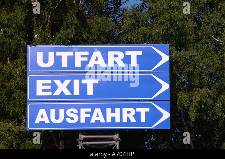 Des pancartes sortie en trois langues, le suédois, l'Utfart, Anglais, Allemand, Sortie, Ausfahrt à Astrid Lindgren's World. Ville Vimmerby Smaland région. La Suède, l'Europe. Banque D'Images