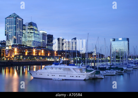 Marina de Puerto Madero avec ses entrepôts de brique à l'arrière du quartier des affaires de la ville Banque D'Images