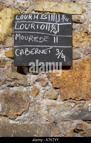 , Lourmes Louriol, Mourvèdre, Cabernet. Château Pech-Latt. Près de Ribaute. Les Corbieres. Languedoc. Cuves de fermentation et de stockage en béton. Inscrivez-vous sur le réservoir. La France. L'Europe. Banque D'Images