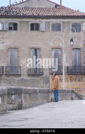 Le pont sur la rivière l'Aude avec un homme debout sur le pont. Ville de Limoux. Limoux. Languedoc. La France. L'Europe. Banque D'Images