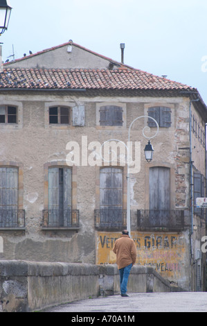 Le pont sur la rivière l'Aude avec un homme qui marche à travers le pont. Ville de Limoux. Limoux. Languedoc. La France. L'Europe. Banque D'Images