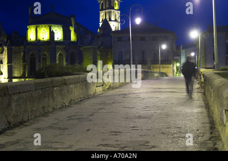 Le pont sur la rivière l'Aude avec un homme qui marche à travers le pont. Motion Blur. Ville de Limoux. Limoux. Languedoc. Éclairé en soirée et la nuit. La France. L'Europe. Banque D'Images