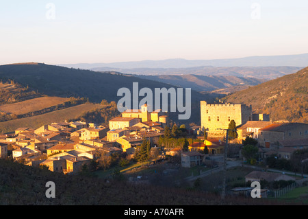 Roquetaillade village perché. Avec château médiéval. Limoux. Languedoc. Soleil du soir. La France. L'Europe. Banque D'Images