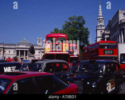 Trafic Londres Trafalgar Square London England Banque D'Images