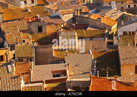 Gruissan village. La Clape. Languedoc. Toits du village de tuiles.. La France. L'Europe. Banque D'Images