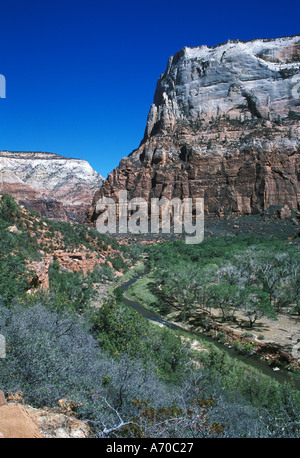 Vue vers le sentier de Weeping Rock en face de Zion Lodge près de Emerald Pools Banque D'Images