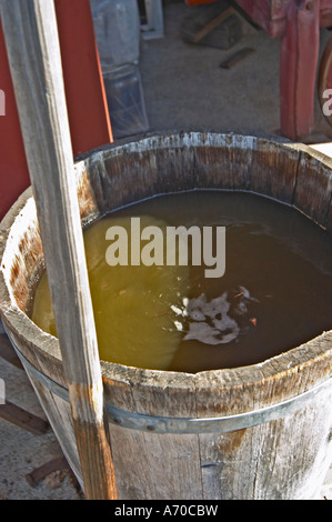 Domaine Fontedicto, Caux. Région Pézenas. Languedoc. Un bio-dynamique dynamiser dynamiseur pour faire des infusions en le remuant un mélange de plantes et d'herbes dans l'eau. La France. L'Europe. Banque D'Images