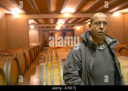 Marc Valette Domaine de Canet-Valette Cessenon-sur-Orb St Chinian. Languedoc. Chais à barriques. Propriétaire viticulteur. La France. L'Europe. Banque D'Images