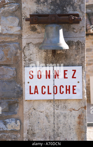 Sonner la cloche. Une cloche. Domaine de Mas de Martin, St Bauzille de Montmel. Gres de Montpellier. Languedoc. La France. L'Europe. Banque D'Images