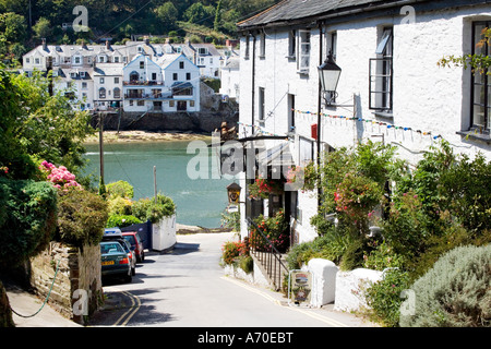 Route pour le car-ferry à Bodinnick par Fowey, Cornwall, England, UK avec the Old Ferry Inn signe. Convient pour calendrier carte postale Banque D'Images