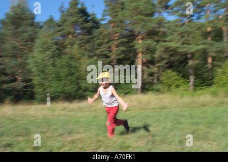 Six ans courir avec les bras tendus Banque D'Images