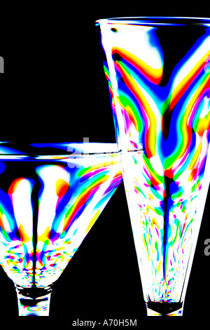 Image abstraite à polarisation croisée de verres à cocktail en plastique prises avec un objectif macro close-up montrant des modèles de stress Banque D'Images