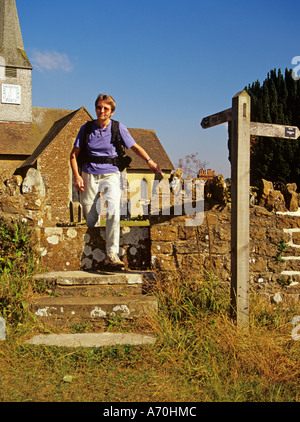 THURSLEY SURREY England UK Septembre l'ascension d'une femme d'âge moyen sur la manière de sables verts stile Banque D'Images