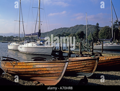 LAKE DISTRICT AMBLESIDE CUMBRIA UK Septembre barques en bois dans le port de plaisance de cette ville touristique populaire sur le lac Windermere Banque D'Images