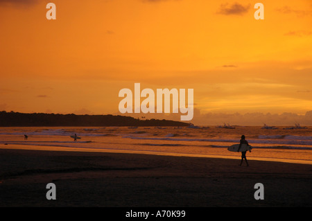 Coucher de soleil à Playa Tamarindo au Costa Rica Banque D'Images