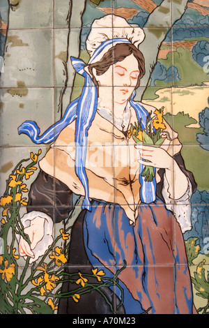 Mosaïque de tuiles anciennes la publicité pour la vente des produits de la ferme chez le Petit Zinc restaurant, Paris France Banque D'Images