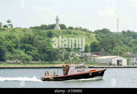 Bateau pilote dans le port de La Havane avec El Cristo de La Habana Cuba derrière Banque D'Images