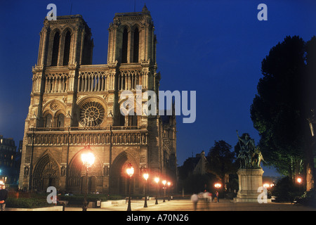 Cathédrale Notre Dame de Paris la nuit Banque D'Images