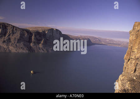 NA, Le Canada, l'Arctique canadien, l'île de Baffin Vue aérienne de Fjord Itirbilung Banque D'Images