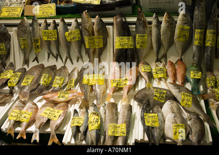 Affichage du poisson au marché de poissons de Billingsgate, Londres Banque D'Images