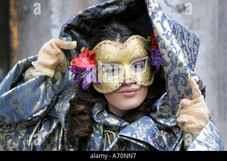 Venedig Karneval 2006junge mit Edelfrau Kaputzenumhang Carnaval de Venise 2006 posiert Banque D'Images