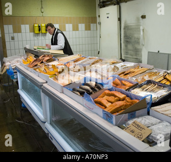 Comptoir de poissons au marché de poissons de Billingsgate, Londres Banque D'Images