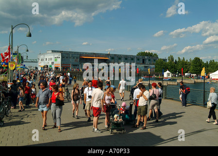 Les touristes dans la rue dans le centre-ville de Montréal Québec Banque D'Images