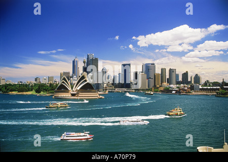 Opera House et skyline avec les bateaux de passage sur le port de Sydney Banque D'Images