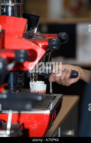 Faire du café avec une machine à expresso commerciale Banque D'Images