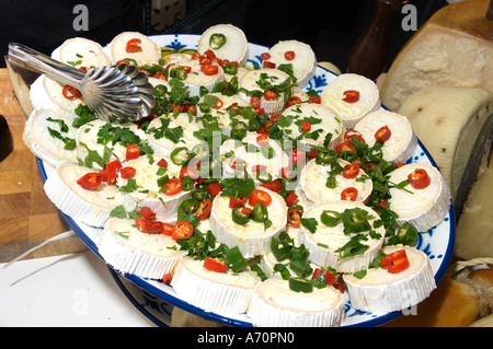 Les couleurs du drapeau italien dans une exposition de fromages de chèvre vert décoré de persil et tomates cerises rouges Banque D'Images
