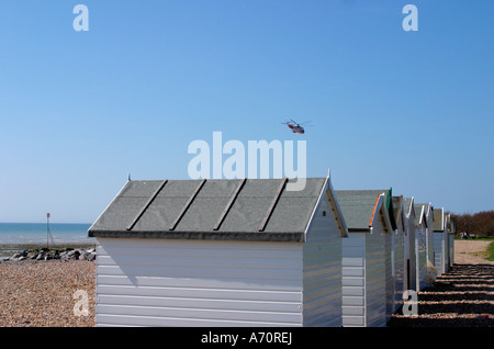 Hélicoptère sous-marin dans l'air patrouilant sur la côte du Sussex à Goring-by-Sea, West Sussex, Angleterre, Royaume-Uni Banque D'Images