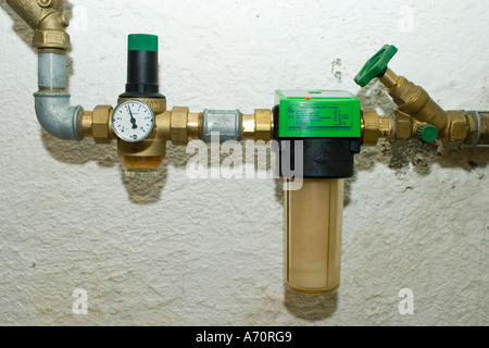 Filtre à eau avec indicateur de pression et le robinet de vidange Banque D'Images