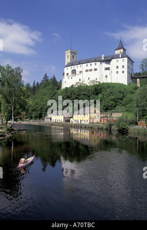 L'Europe, la République tchèque, la Bohême du Sud, Rozmberk Nad Vltavou Château inférieur (b. 1330) et de la ville, au-dessus de la rivière Vltava Banque D'Images