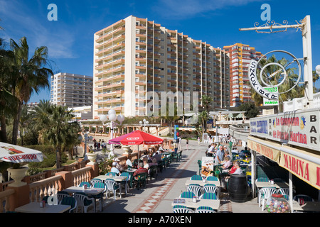 Benalmadena Costa La province de Malaga Costa del Sol Espagne Cafe sur la promenade en bord de plage Banque D'Images