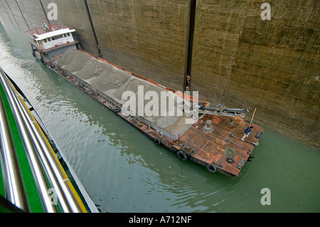 Cargoships Jangzi sur le fleuve dans la serrures Gezhouba près de Yichang, Chine Banque D'Images