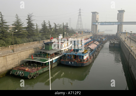 Cargoships Jangzi sur le fleuve dans la serrures Gezhouba près de Yichang, Chine Banque D'Images