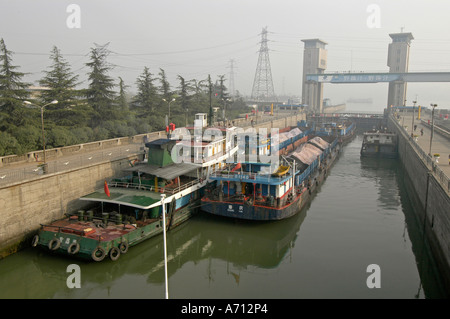 Cargoships Jangzi sur le fleuve dans la serrures Gezhouba près de Yichang, Chine Banque D'Images