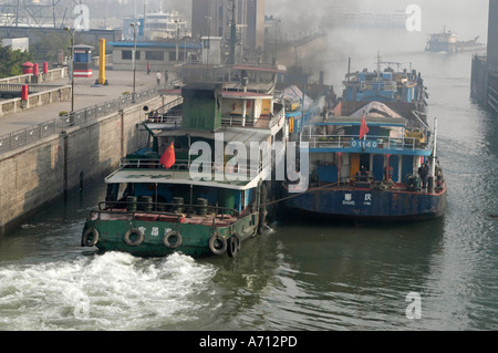 Cargoships Jangzi sur le fleuve dans la serrures Gezhouba près de Yichang, Chine Banque D'Images