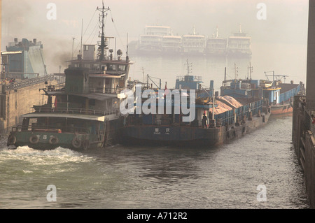 Cargoships Jangzi sur le fleuve dans la serrures Gezhouba près de Yichang, Chine Banque D'Images