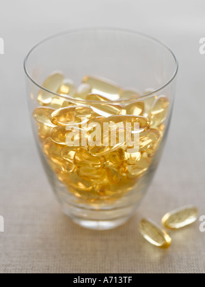 Capsules de Vitamine en verre sur fond de lin - haut de gamme image numérique Hasselblad 61Mo Banque D'Images