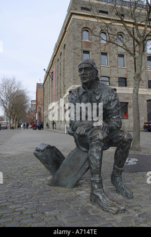 Le centre-ville de Bristol statue en bronze de l'explorateur John Cabot le long du port avec l'Arnolfini bâtiment derrière Banque D'Images