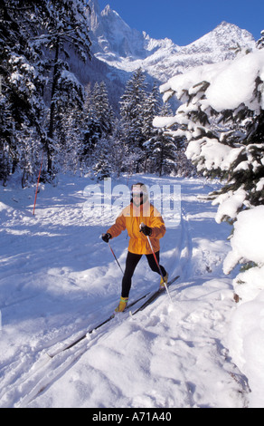 Cross country skier dans la vallée de Chamonix en France Banque D'Images