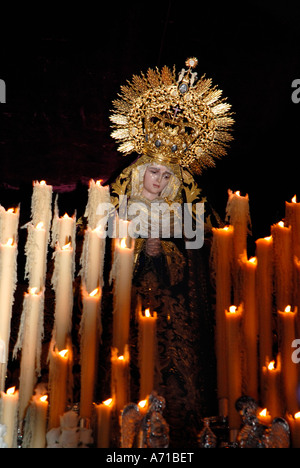 Vierge Marie et des bougies réalisées à travers des rues de Malaga , Espagne Banque D'Images